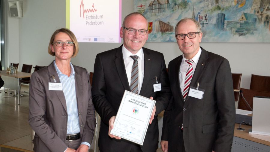 Auszeichnung Familienfreundliches Unternehmen im Kreis Paderborn (© Foto:Oliver Krato) Auszeichnung Familienfreundliches Unternehmen im Kreis Paderborn (© Foto:Oliver Krato)